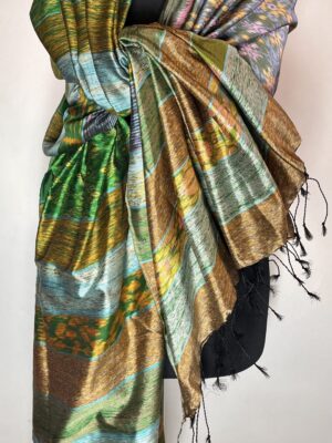 SMUK GRØNLIG FARVERIG IKAT SILKE SARONG.   nr.8.   k72