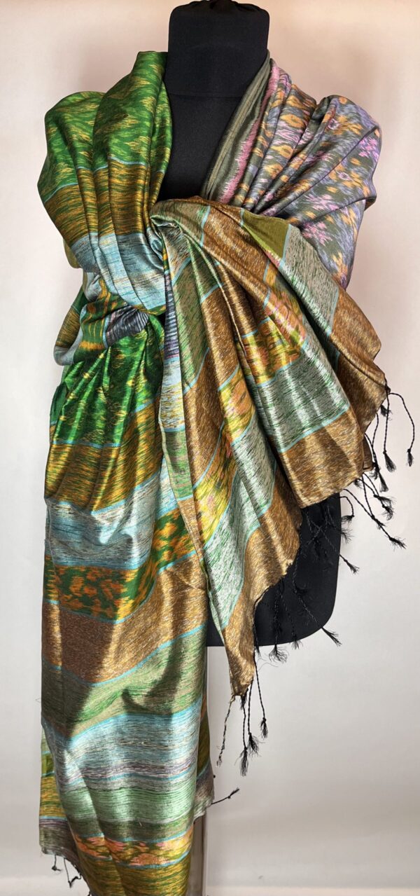 IMG_0040 SMUK GRØNLIG FARVERIG IKAT SILKE SARONG. nr.8. k72