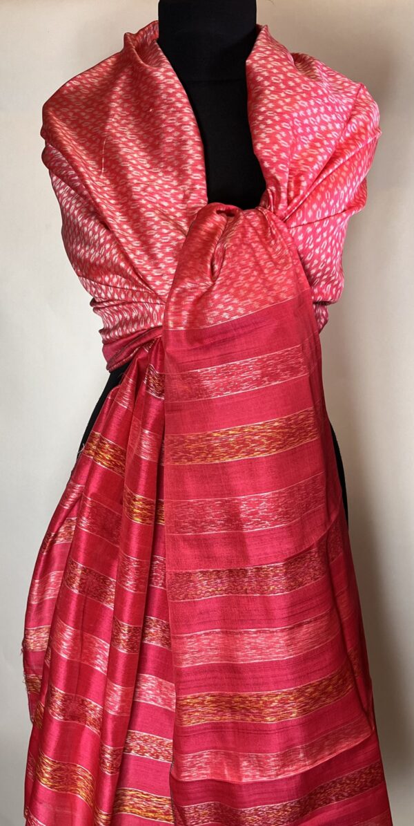 IMG_0052 RØD IKAT SILKESARONG nr.11.