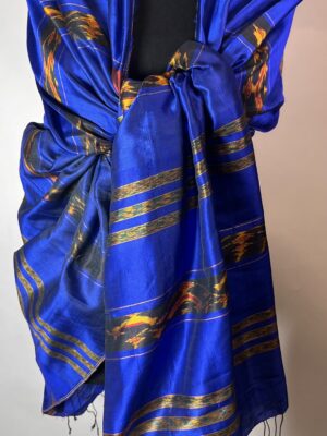 BLÅ -VIOLET SILKE SARONG/STOLA MED GULD IKAT  NR.16.   K72.