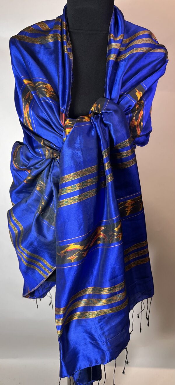 IMG_0076 BLÅ -VIOLET SILKE SARONG/STOLA MED GULD IKAT NR.16. K72.