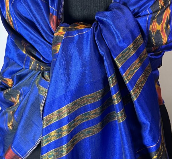 IMG_0080 BLÅ -VIOLET SILKE SARONG/STOLA MED GULD IKAT NR.16. K72.