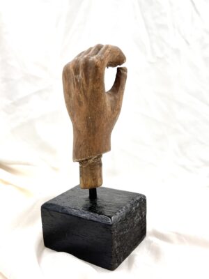 FIN GAMMEL HÅNDFRA KATOSK HELGENFIGUR: