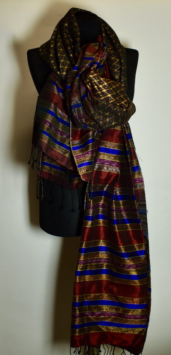 DSC_0035 SMUK MØRK IKAT SILKESARONG K33