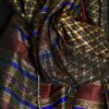 SMUK MØRK IKAT SILKESARONG   K33