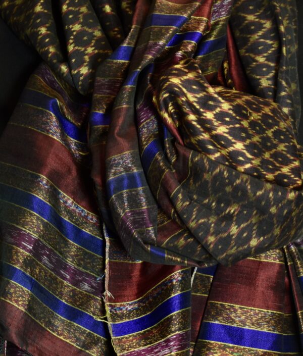 DSC_0037 SMUK MØRK IKAT SILKESARONG K33